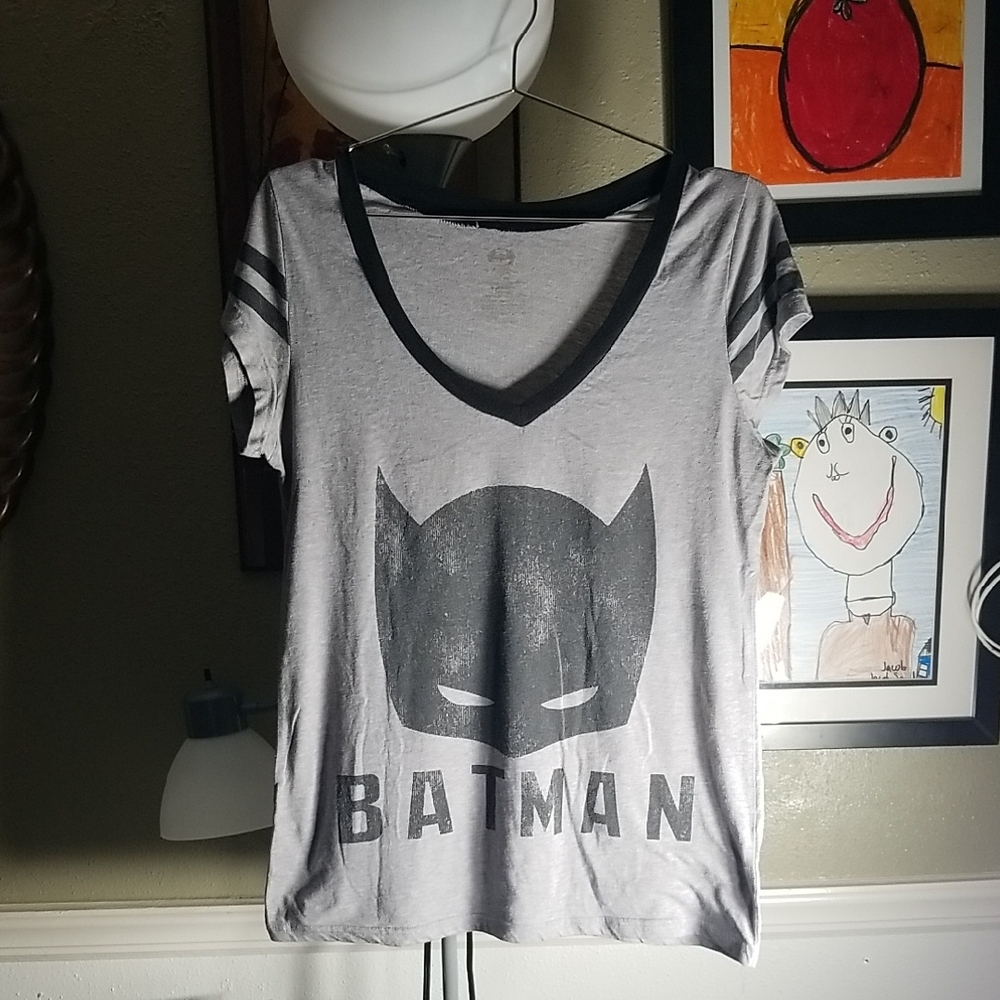 Batman Womens T-Shirt Juniors Size XL (15/17) Gray Black Short Sleeve V-Neck